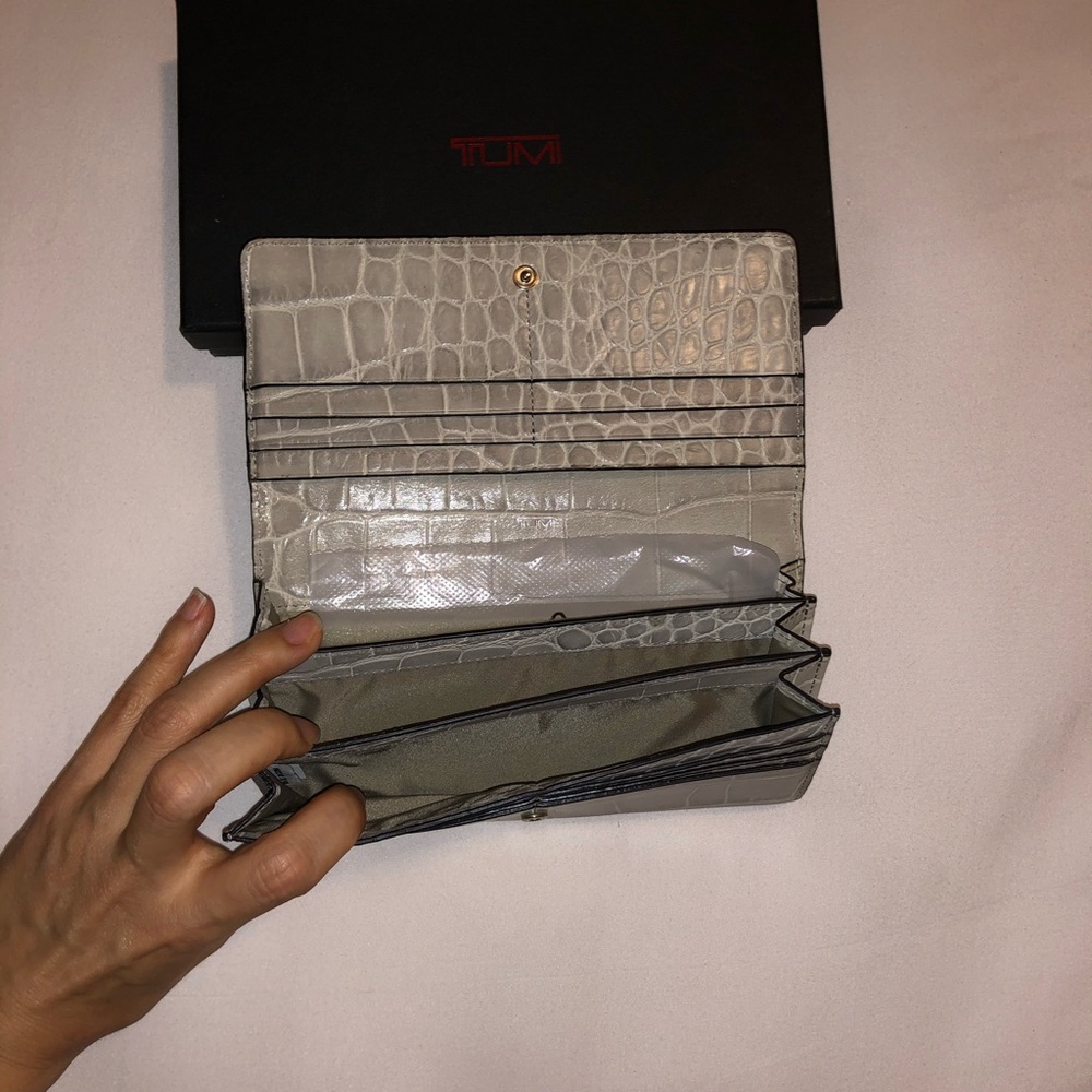 Tumi Wallet Light Grey 🤩 - Picture 3 of 8